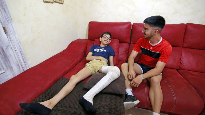 Hugo y su hermano Ángel, este jueves, en su casa tras la operación en Madrid.