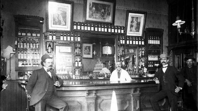 Fotografía de un bar a finales del siglo XIX.