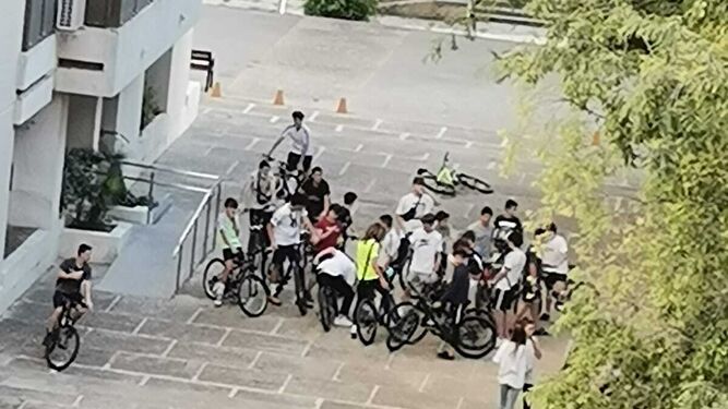 Numeroso grupo de jóvenes con bicicletas en la urbanización Jardines de El Bosque, este viernes.