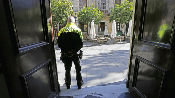 Un agente de la Policía Local en la puerta del Ayuntamiento.