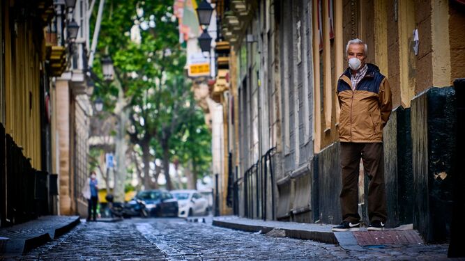 Una persona mayor pasea por el centro de Cádiz.