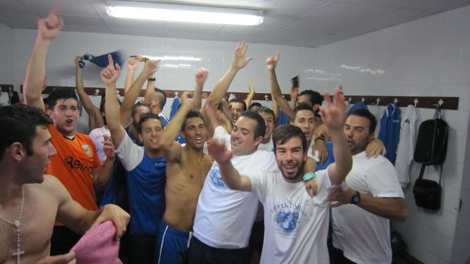 Los jugadores del Guadalcacín, celebrando el ascenso a Tercera.