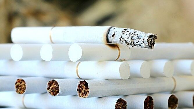 Varios cigarrillos apilados unos tras otros