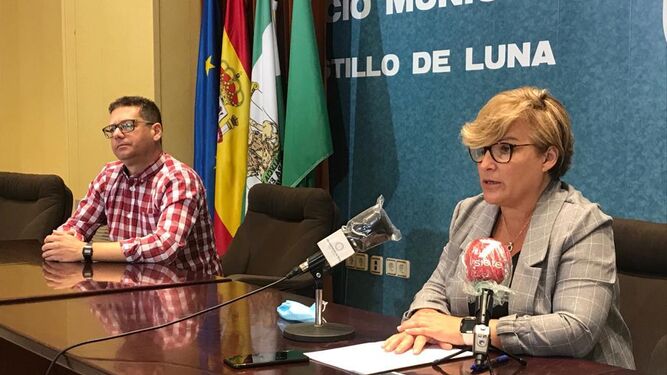 Los concejales gobernantes Luisa Fernández y Juan José Marrufo, informando del nuevo bono social del Ayuntamiento.