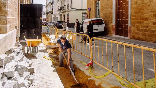 Un trabajador en una obra en el centro de Cádiz.