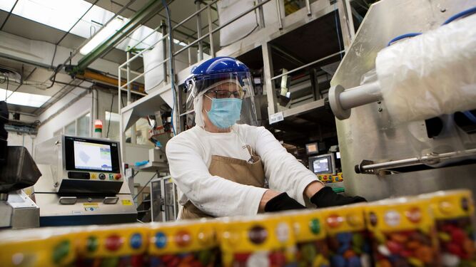 Una empleada hace labores de empaquetado en una fábrica de Lacasa.