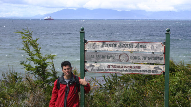 El autor del artículo, Juan Clavero, fotografiado hace unos años en Punta Arenas, en pleno Estrecho de Magallanes.