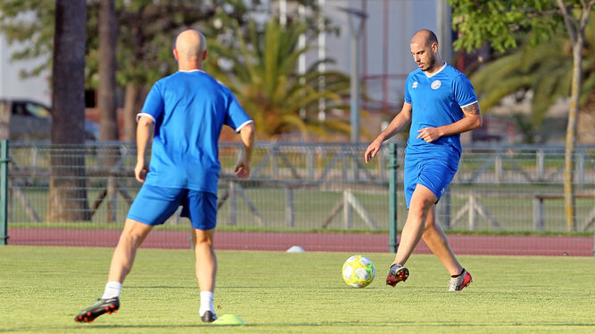 Antonio Sánchez toca el balón en el 'Pepe Ravelo' en el primer entrenamiento del equipo.