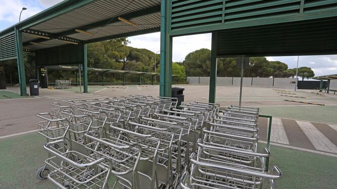Aspecto que presenta uno de los aparcamientos del aeropuerto de Jerez.