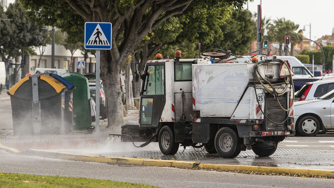 Una barredora de los servicios municipales de limpieza, en una imagen tomada durante el estado de alarma.