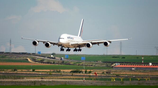 Un A380 se dispone a aterrizar en Teruel el pasado mes de abril, donde ha sido aparcado indefinidamente.