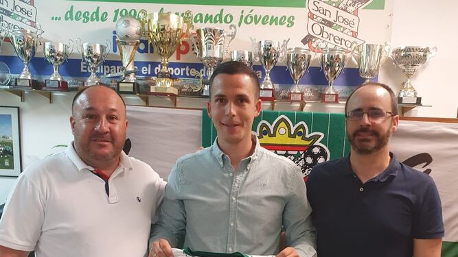 Juan Jesús Aragón, nuevo técnico del San José Obrero, junto al presidente David Moreno -derecha- y el nuevo director deportivo, Paco Belmaño.