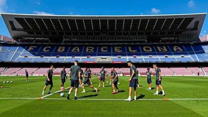 Los jugadores del Barca, ayer entrenándose en el Camp Nou.
