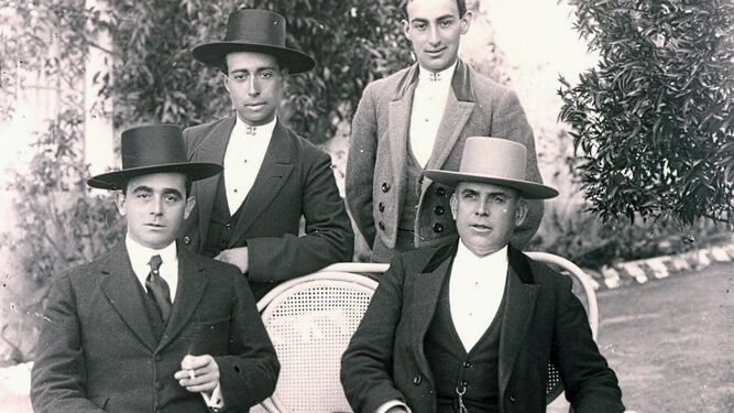 De pie los hermanos Gallo, Rafael con sombrero y Joselito destocado. Sentados, Machaquito y Guerrita.