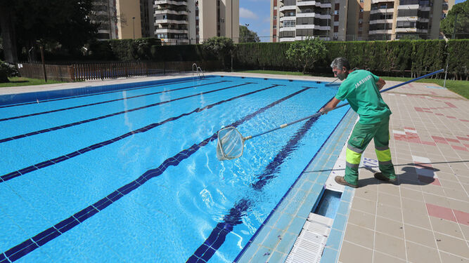 Aspecto que muestra la piscina comunitaria de la urbanización El Bosque, lista para ser disfrutada.