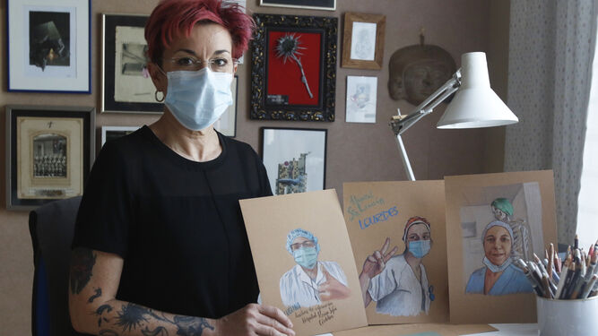 Rosa de Gabriel muestra algunos de sus dibujos de 'Retratos para la cuarentena'