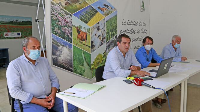 Manuel Muñoz, Pedro Gallardo, Luis Ramírez y Alfonso Pérez, ayer en la sede de Asaja.