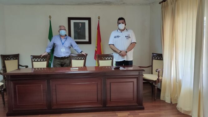 El alcalde de El Torno y el responsable médico del centro de salud de La Barca durante la reunión