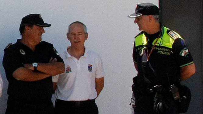 El jefe provisional de la Policía de El Puerto -a la derecha- también se ha dado de baja.