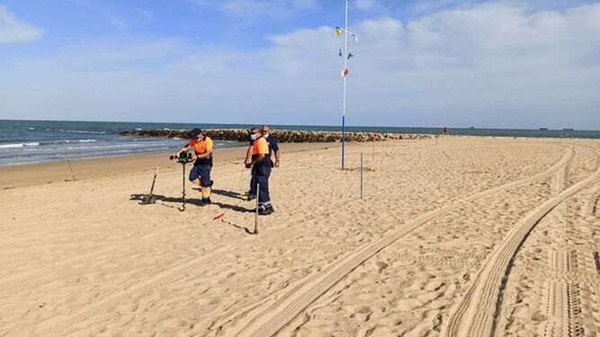 Este miércoles han comenzado en la playa de Regla los trabajos de delimitación de espacios para la temporada estival.