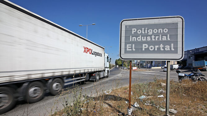 Imagen de uno de los accesos al polígono industrial El Portal.