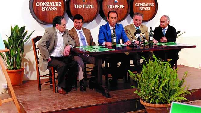 Julián Azcutia, segundo por la derecha, en la presentación del ciclo de 2008.