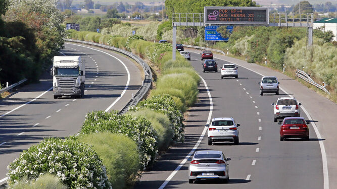 Tráfico en la autopista a media tarde de este domingo a la altura de Jerez.