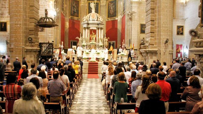 Numerosos fieles han asistido a la celebración del Corpus en la Iglesia Mayor Prioral.