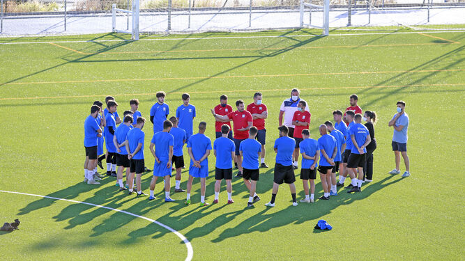 Juanjo Durán, entrenador del Jerez Industrial, dando instrucciones a sus futbolistas antes de empezar el entrenamiento en Picadueñas.