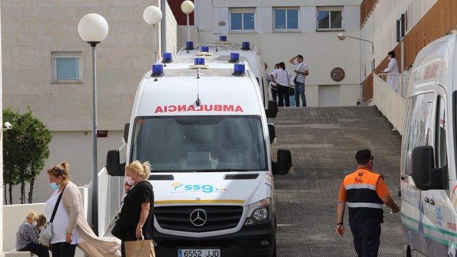 Ambulancias en el Hospital de Jerez.