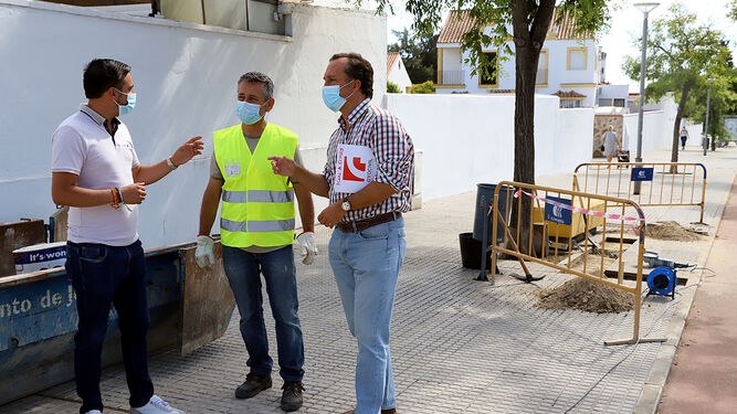 El teniente de alcaldesa José Antonio Díaz recibe explicaciones sobre la obra.