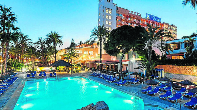 Espacios de ocio al aire libre con piscina en uno de los establecimientos de Hoteles Playa.