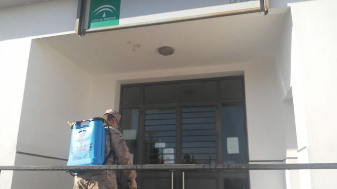 Efectivos de la Armada desinfectan un consultorio de la zona rural de Jerez durante la pandemia.