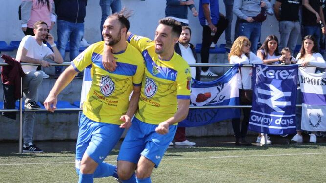 Javi Tamayo celebra uno de sus dos goles al Xerez CD con la camiseta del Conil.