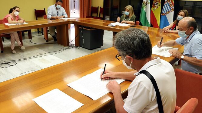 La alcaldesa  y sindicatos firman el convenio, en el Ayuntamiento.
