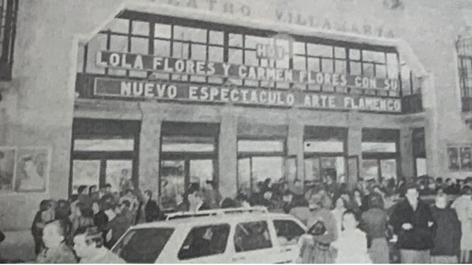 Acceso principal al Villamarta con el público esperando ocupar sus localidades.
