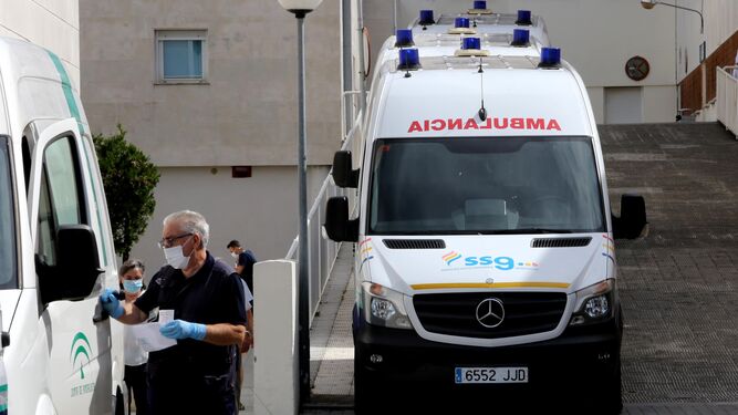 Ambulancias en las instalaciones del Hospital de Jerez.