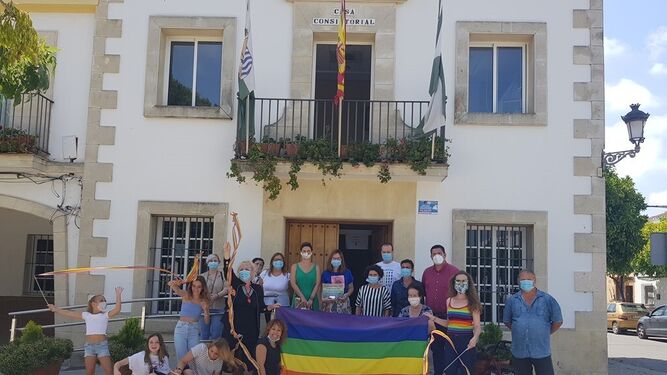 Los protagonistas del acto posan frente al Ayuntamiento de Guadalcacín.