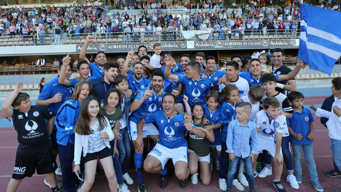 Los azulinos celebraron en Chapín su ascenso a Tercera División con Masegosa.