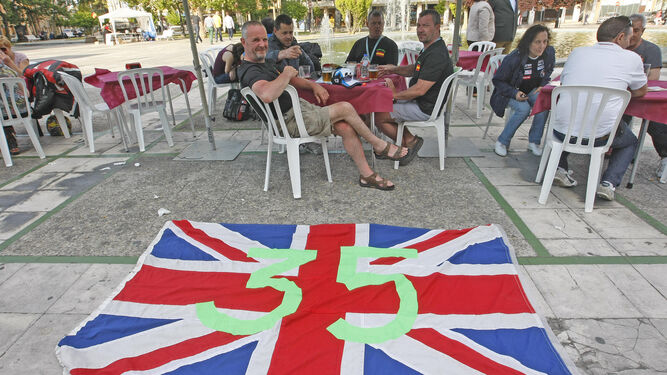 Aficionados británicos en una terraza de la alameda del Mamelón de Jerez.