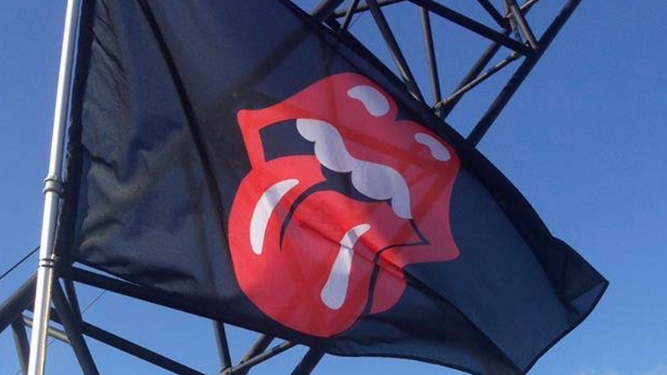 Bandera con el logo de los Rolling Stones