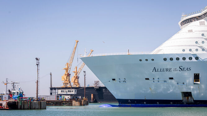 El 'Allure of the Seas', junto al astillero de Navantia Cádiz.
