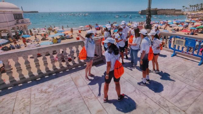 Un grupo de vigilantes antes de empezar su ronda en Cádiz
