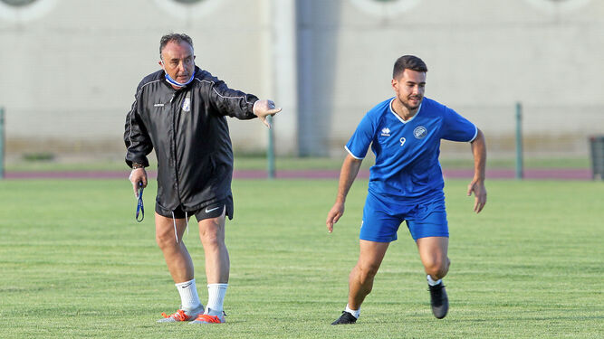 Josu Uribe da instrucciones a Mika en un entrenamiento en el Pepe Ravelo.