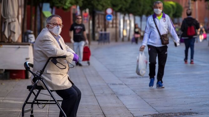 Gente durante el confinamiento en el barrio de Triana de Sevilla