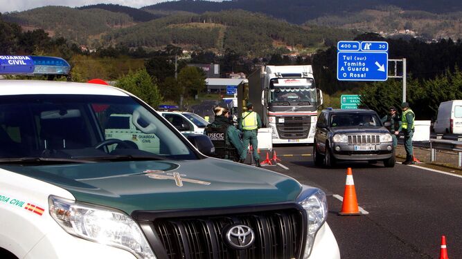 Efectivos de la Guardia Civil en un control de acceso en el Puente Internacional de Tuy (Pontevedra), tras el anuncio de estado de alarma que hizo que se cerraran las fronteras con Portugal a los viajes no imprescindibles.