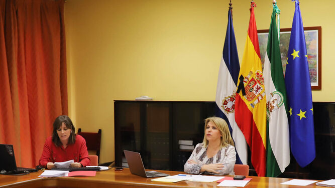 La alcaldesa, Mamen Sánchez, y la delegada de Economía, Laura Álvarez, durante un pleno.