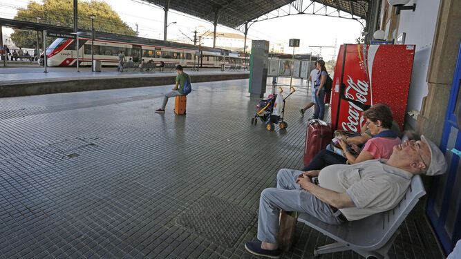 Pasajeros aguardan la salida de sus trenes de la estación  de Jerez.