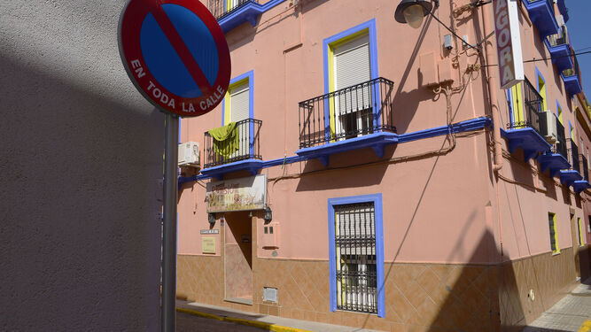 La pensión de Algeciras donde se inició el brote en la provincia.