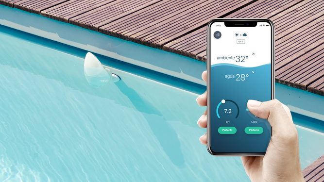 Un usuario de Flipr consulta el estado del agua de su piscina con su móvil